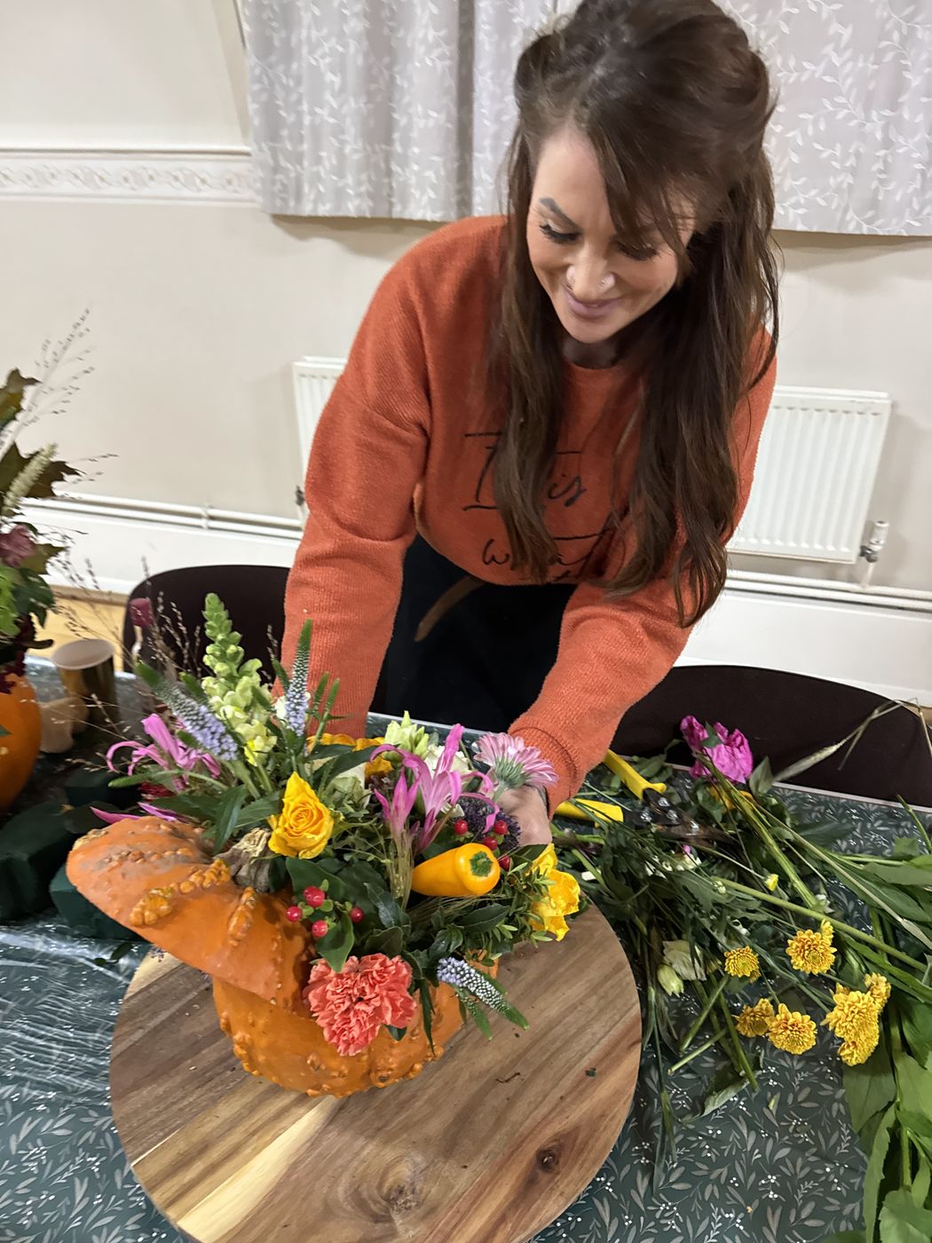 Annie demonstrating how to build a flower arrangement at one of her workshops